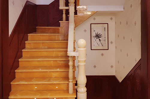 宜川中式别墅室内汉白玉石楼梯的定制安装装饰效果